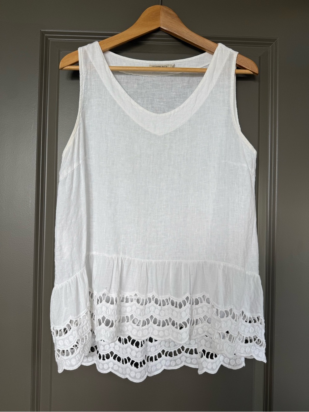 Women’s White Sleeveless Linen Lace Hem Tank Top